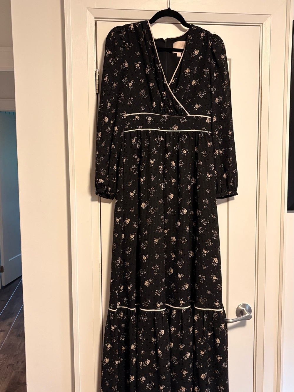 Gal Meets Glam Black Floral Maxi Dress with Cream Accents - Size 0